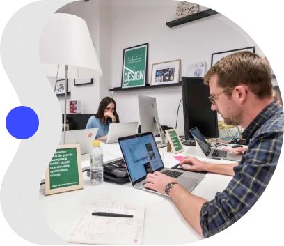 Atelier de cadrage produit entre une équipe B2B et un expert senior